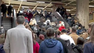 Aglomerație la metrou. Eliminarea restricțiilor aduce recorduri de pasageri &icirc;n transportul &icirc;n comun