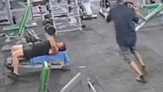 Imagini șocante din sala de fitness. Un bărbat i-a dat unui alt bărbat cu un disc de 20 kg în cap