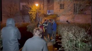 Un polițist și soția acestuia au sărit de la etajul doi al blocului unde locuiesc, după ce apartamentul lor a fost cuprins de un incendiu