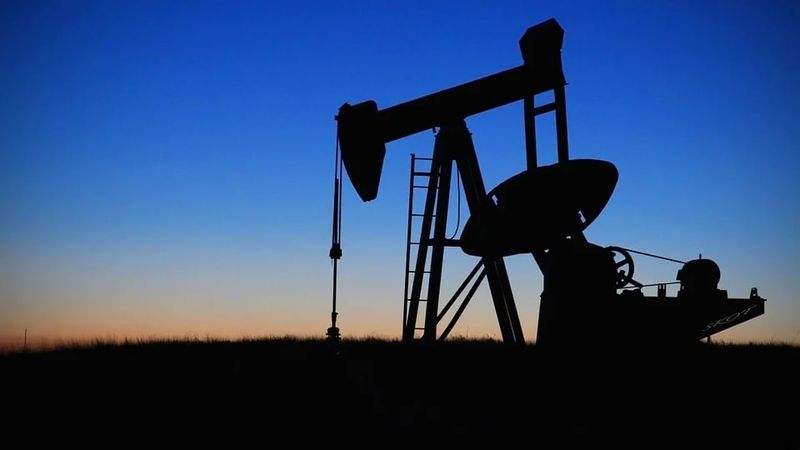 Preţul petrolului: Ce estimări oferă economiştii pentru 2022