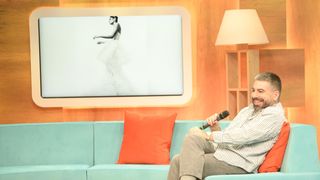 cum-sa-aratam-impecabil-la-un-eveniment-privat-ne-a-spus-maurice-munteanu-la-dimineata-cu-noi-daca-te-imbraci-intr-o-rochie-frumoasa-splendida-si-intr-o-mana-tii-o-sarma-iar-in-cealalta-ceva-cu-ceapa-ai-anulat-tot-efectul