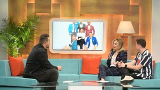 adina-buzatu-la-dimineata-cu-noi-se-poarta-glezna-la-vedere-dar-atentie-cu-sneakersi-sau-pantofi-lejeri-nu-cu-pantofi-eleganti