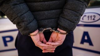 VIDEO - Percheziții DIICOT în București și Dâmbovița pentru trafic de minori, proxenetism și trafic de persoane. 18 tinere ar fi fost bătute și forțate să se prostitueze