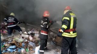 Incendiu puternic la o hală din Craiova