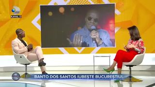 Banto Dos Santos c&acirc;ntă muzică balcanică