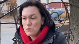 o mamă fuge cu fiica sa din calea războiului