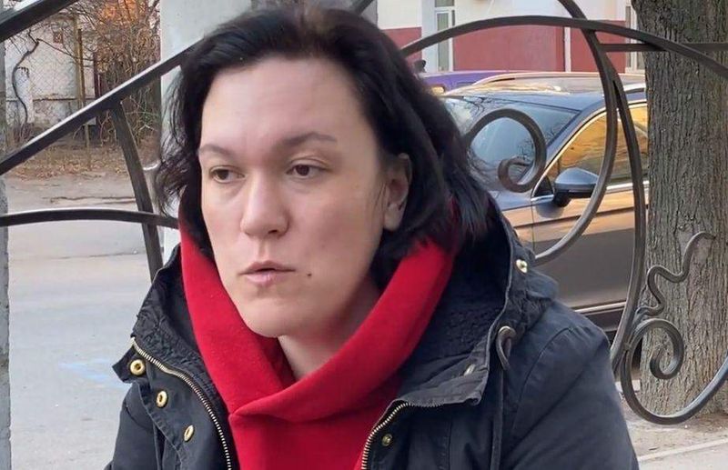 o mamă fuge cu fiica sa din calea războiului