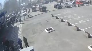 VIDEO | Mai mulți oameni din Harkov care stăteau la coadă pentru a primi ajutoare au fost loviți de o rachetă