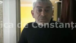 Un român, din Constanța, doarme cu soția moartă în casă pentru că nu are bani să o îngroape: „Deja miroase, mă cert cu vecinii”