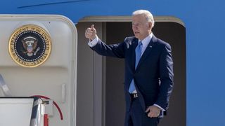 Joe Biden a vizitat soldații americani în Polonia, aproape de granița cu Ucraina spunând că regretă că nu o poate trece. Președintele a mâncat pizza alături de militarii americani