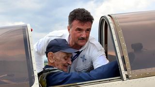 Cine este pilotul care s-a prăbușit ieri cu avionul de acrobație în Prahova