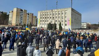 Soldații ruși au eliberat primarul unui oraș din Ucraina și au fost de acord să se retragă după protestele localnicilor