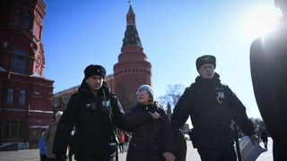 Din ce &icirc;n ce mai mulți ruși cu opinii anti-război au ajuns &icirc;n vizorul teribiliștilor pro-Kremlin