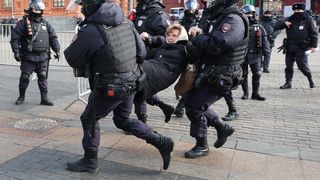 Din ce în ce mai mulți ruși cu opinii anti-război au ajuns în vizorul teribiliștilor pro-Kremlin