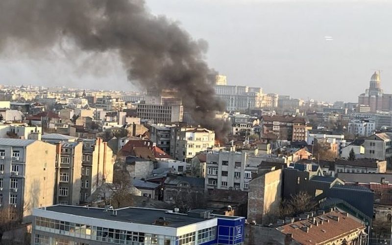 Incendiu de proporții la o casă din Sectorul 1 al Capitalei. Flăcările s-au extins la o altă clădire