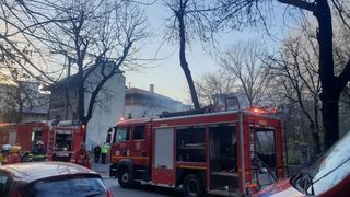 Incendiu de proporții la o casă din Sectorul 1 al Capitalei. Flăcările s-au extins la o altă clădire