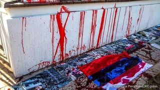 Protest la Varșovia: Pereții exteriori ai Ambasadei Rusiei vandalizate cu urme de &bdquo;s&acirc;nge&rdquo; - FOTO