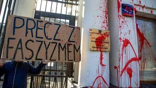 Protest la Varșovia: Pereții exteriori ai Ambasadei Rusiei vandalizate cu urme de „sânge” - FOTO