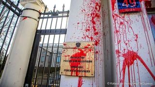 Protest la Varșovia: Pereții exteriori ai Ambasadei Rusiei vandalizate cu urme de &bdquo;s&acirc;nge&rdquo; - FOTO