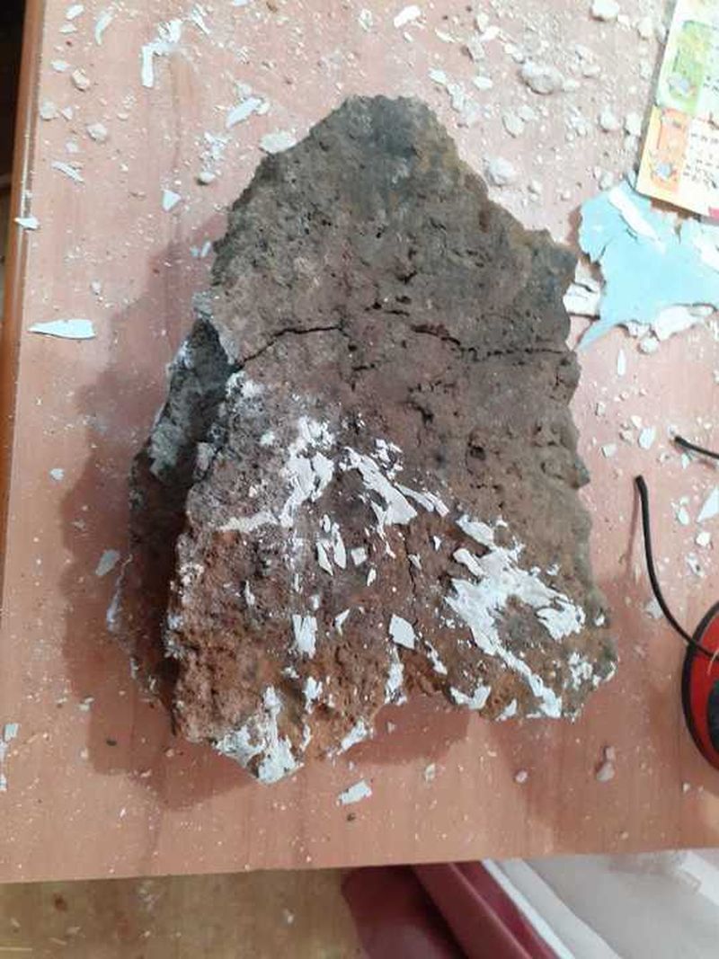 O familie din Hunedoara s-a trezit cu o piatră de 50 de kilograme în mijlocul casei. Bolovanul a trecut prin acoperiş si s-a oprit într-o cameră de la etajul locuinței