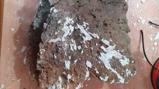 O familie din Hunedoara s-a trezit cu o piatră de 50 de kilograme &icirc;n mijlocul casei. Bolovanul a trecut prin acoperiş si s-a oprit &icirc;ntr-o cameră de la etajul locuinței