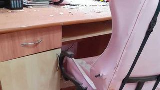 O familie din Hunedoara s-a trezit cu o piatră de 50 de kilograme &icirc;n mijlocul casei. Bolovanul a trecut prin acoperiş si s-a oprit &icirc;ntr-o cameră de la etajul locuinței