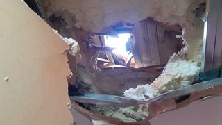 O familie din Hunedoara s-a trezit cu o piatră de 50 de kilograme &icirc;n mijlocul casei. Bolovanul a trecut prin acoperiş si s-a oprit &icirc;ntr-o cameră de la etajul locuinței