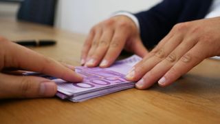 Inspector Antifraudă Fiscală, prins în flagrant cu 100.000 euro spagă