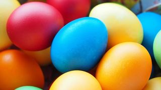 VIDEO - Mulți români folosesc fără să știe vopsea tipografică pentru ouăle de Paște. Medicii avertizează că este periculoasă
