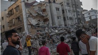 În Irpin continuă bombardamentele.  Rușii au trecut cu tancurile peste femei