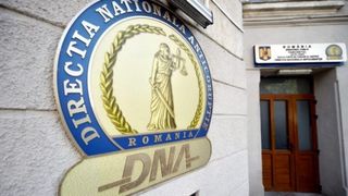 O inspectoare antifraudă a fost prinsă în flagrant în timp ce lua mită 100.000 de euro