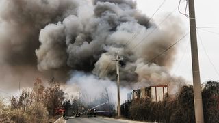 &Icirc;n ce direcție se deplasează norul de fum toxic care a rezultat &icirc;n urma incendiului de la Glina. Anunțul ANM