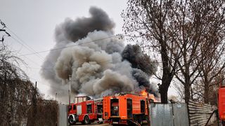 &Icirc;n ce direcție se deplasează norul de fum toxic care a rezultat &icirc;n urma incendiului de la Glina. Anunțul ANM