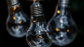 VIDEO - Mai mulți oameni din Brașov așteaptă să fie racordați la electricitate de 7 ani. Aceștia dau vina pe dezvoltatorul de la care au cumpărat apartamentele