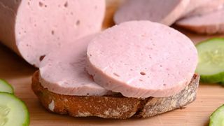 VIDEO | Scumpirile tot mai mari ale alimentelor ne fac să alegem produse mai ieftine, dar care, consumate &icirc;n exces, ne pun sănătatea &icirc;n pericol