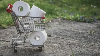 VIDEO - La sediul IPJ Dolj, angajațiii Serviciului pentru Acțiuni Speciale sunt obligați să dea bani pentru a cumpăra hârtie igienică, săpun și dezinfectant