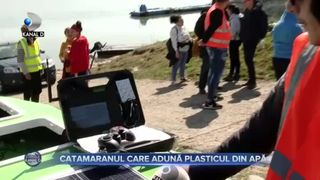 Catamaranul care adună plasticul din apă