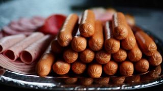 O nouă alertă alimentară în România. Numărul aditivilor din crenvurşti a crescut cu 130%