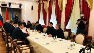 Delegaţiile Rusiei şi Ucrainei au reluat negocierile, prin videoconferinţă