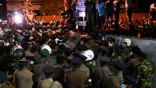 Proteste &icirc;n Sri Lanka. Sute de manifestanți au &icirc;ncercat să ia cu asalt casa președintelui: 50 de persoane au fost rănite după intervenția poliției