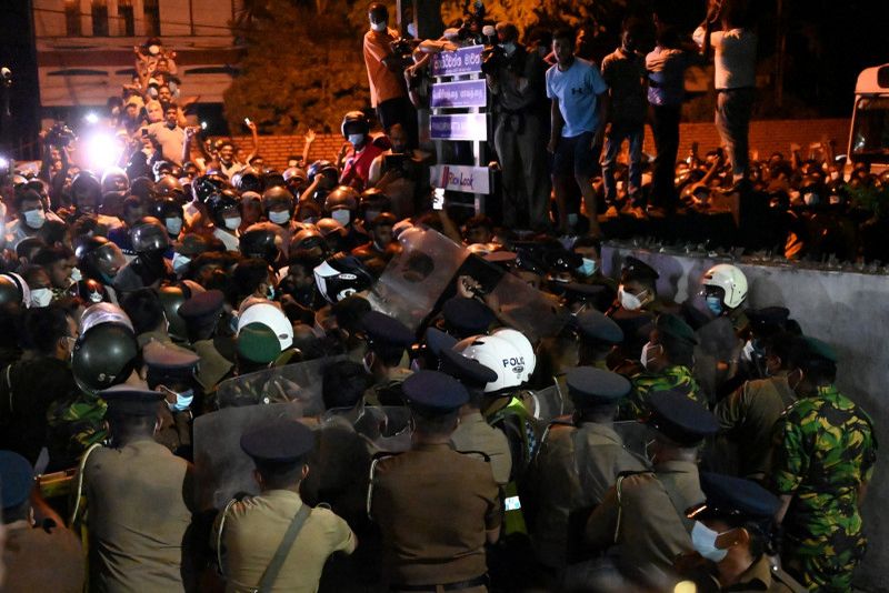 Proteste în Sri Lanka. Sute de manifestanți au încercat să ia cu asalt casa președintelui: 50 de persoane au fost rănite după intervenția poliției