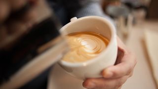 VIDEO - Tinerii cu studii superioare se reorientează către locuri de muncă cu program lejer