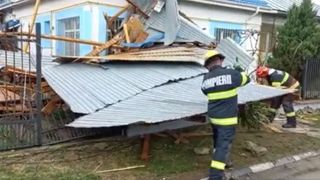 VIDEO - Furtunile au făcut prăpăd în țară. În Dâmbovița, acoperișul unui bloc a fost smuls de vânt