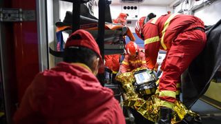 Incendiu puternic într-o locuinţă din judeţul Vaslui. Patru persoane, dintre care trei copii, au suferit arsuri