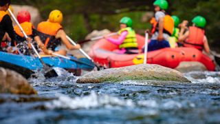 VIDEO | Tragedie pe râul Jiu! 21 de persoane s-au răsturnat cu bărcile din cauza curenților. Un tânăr a decedat