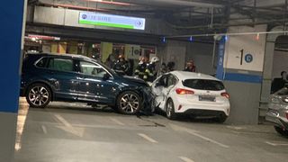 VIDEO | Carambol cu cinci maşini în parcarea subterană a unui mall din Capitală