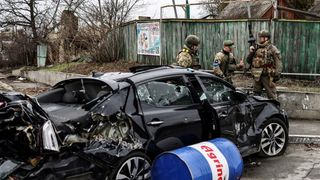 Militarii ucraineni sunt îngroziți de ce atrocități lasă soldații lui Putin în urma lor. Trupurile a 5 femei, carbonizate, au fost găsite lângă o autostradă din Kiev