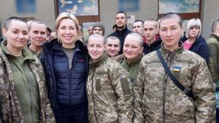 Femeile din armata ucraineană, luate prizoniere, au fost rase în cap de soldaţii ruşi: "În semn de umilință și dispreț"