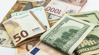 Curs valutar BNR azi, 4 aprilie 2022. Ce se &icirc;nt&acirc;mplă cu moneda euro?