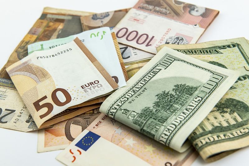 Curs valutar BNR azi, 4 aprilie 2022. Ce se întâmplă cu moneda euro?